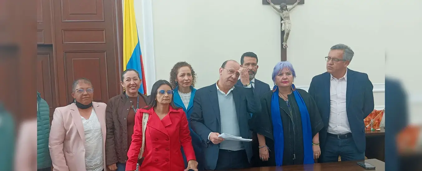 ​El minist​ro de Hacienda, acompañado de algunos congresistas, y la directora del Dapre, Angie Rodriguez, en la radicación del proyecto de Ley de Financiamiento