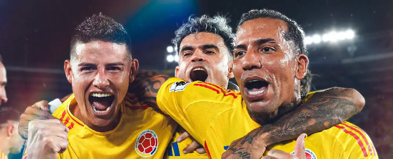 James, Luis Díaz y Dayro Moreno in yellow jerseys celebrating on a field, with stadium lights shining in the background.