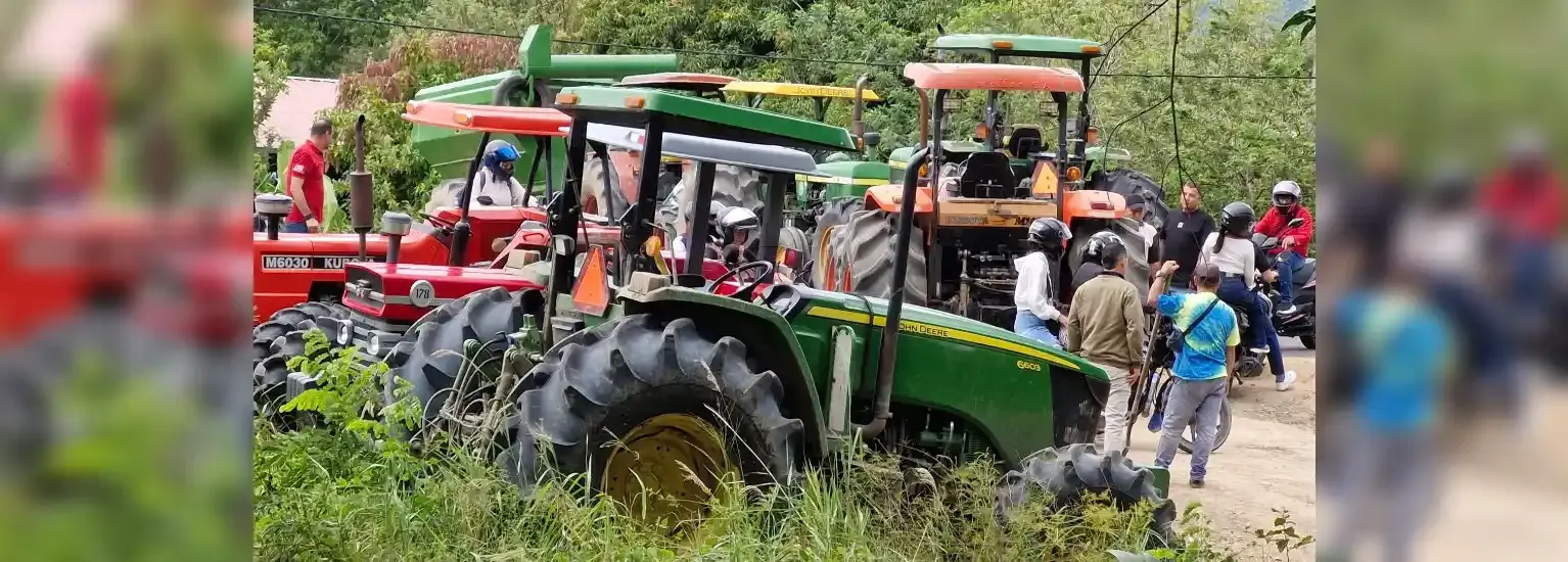 Tractores detenidos por paro en Huila