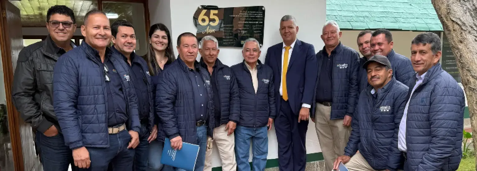 Personas rodeando al presidente de Fenalce Arnulfo Trujillo Díaz en los 65 años de la entidad.