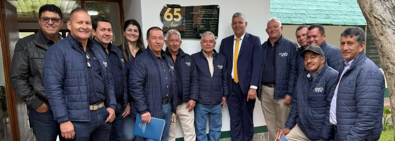 Personas rodeando al presidente de Fenalce Arnulfo Trujillo Díaz en los 65 años de la entidad.