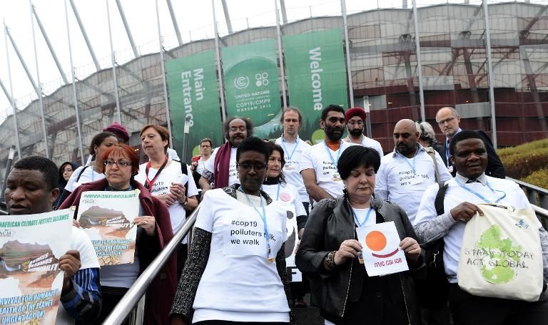 Unas ONG protestan por la falta de avances en la conferencia climática de Varsovia el 21 de noviembre de 2013. Foto: AFP / Janek Skarzymski. cambio climático cumbre