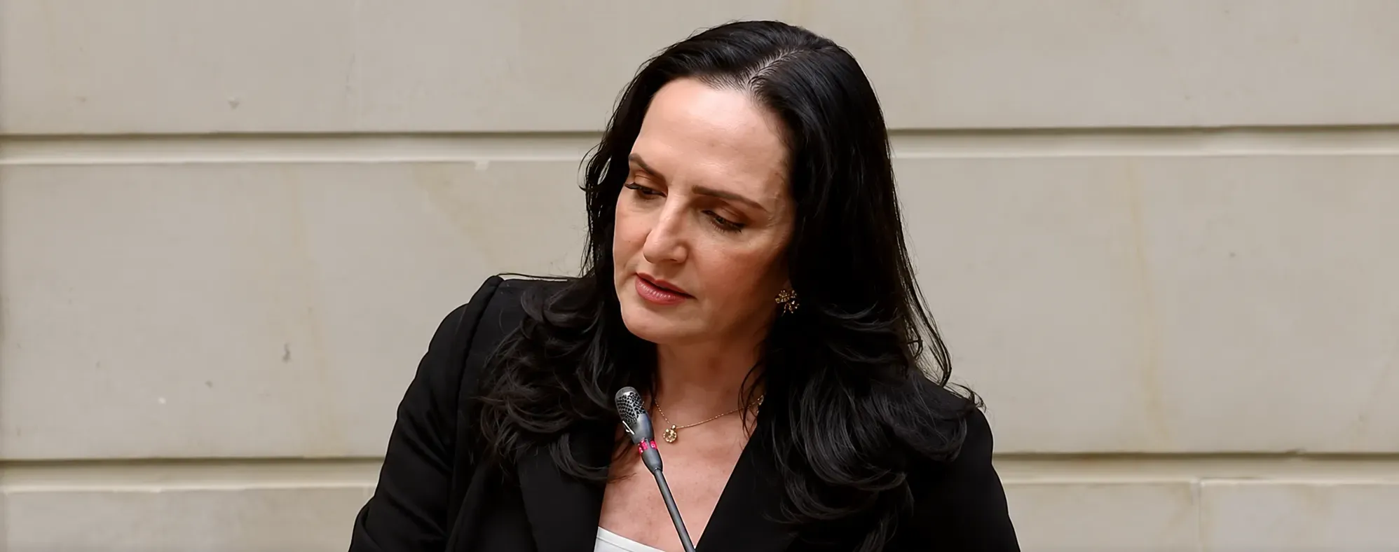 Dra. Cabal de que deja el Senado.
