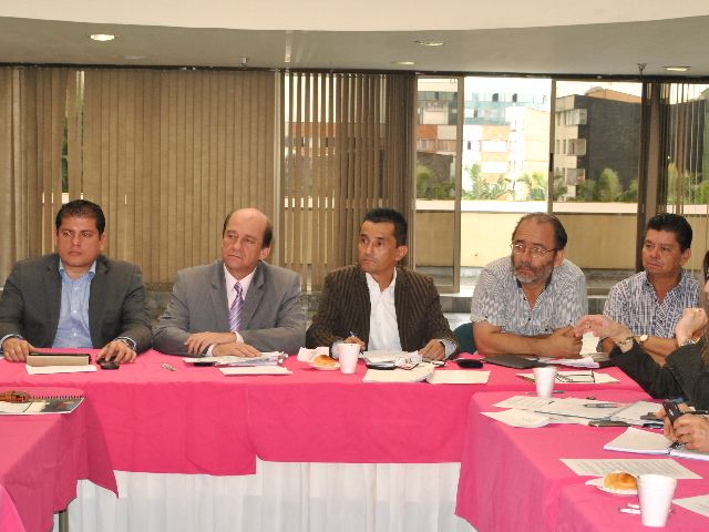 Los miembros del Comité de Adecuación de Tierras del Consejo Seccional Agropecuario, Pesquero, Forestal, Comercial y de Desarrollo Rural, Consea en el Quindío, se reunieron para revisar la Ley Segunda de 1959. Foto: Gobernación del Quindío Miembros del Consea.jpg