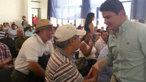 Luis Felipe Henao, ministro de Vivienda, visitó la biblioteca de Puerto López, en el marco del primer encuentro regional llevado a cabo en Meta. Foto: Twitter @luisfelipehenao. Arrancan encuentros regional del gobierno Santos