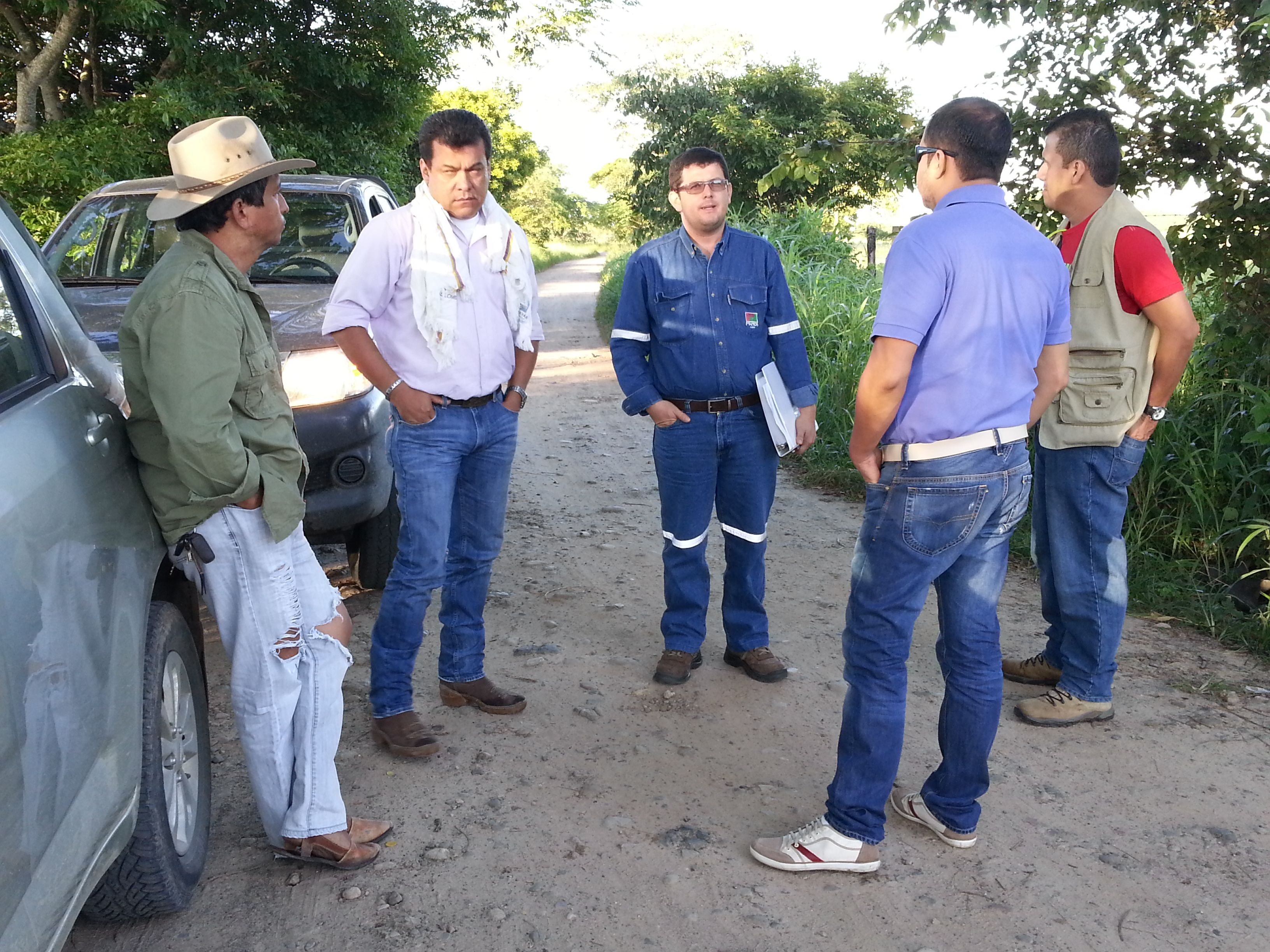 Representantes de la petrolera Perenco, la secretaría de obras de Yopal y la comunidad de La Unión visitaron varios tramos de la vía. Foto: Alcaldía de Yopal Adecuación de vías terciarias en Casanare