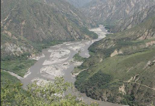 Exceso de lluvias, situación crítica, Alto del Chicamocha, escasez de comida, pastos improductivos, disminución de producción de leche, cojeras, vacas caídas, río Chicamocha, CONtexto Ganadero, noticias de ganadería colombiana. 