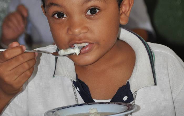 Niños de escasos recursos reciben arroz de leche 