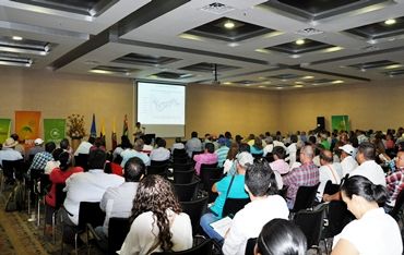 A través de una revocatoria que firmaron los asistentes del foro, se pretende evitar la entrada en vigencia del Tratado de Libre Comercio con la UE, la cual afecta a los 500.000 ganaderos. Foto: Orlando Jaimes. Foro lácteo Barrancabermeja.