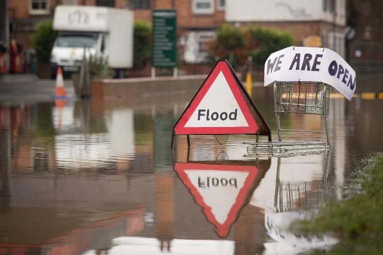 Una señal advierte del peligro por las inundaciones en la localidad inglesa de Upton Upon Severn el 4 de enero de 2014. Foto: AFP/Archivos Leon Neal. cambio climático