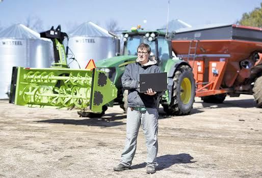 Matt Reimer, un agricultor de Canadá, creó un tractor autónomo usando software abierto. Foto: laprensa.hn Tractor autónomo