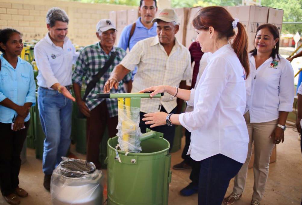 Ganadería, ganadería colombia, noticias ganaderas, noticias ganaderas colombia, CONtexto ganadero, gobernadora de Magdalena, Rosa Cotes, Ariguani, Nueva Granada, equipo antimastitis, bomba de espalda, machete, paladraga, martillo, botas, máquina siladora, cantina de 40 litros, almacenamiento de leche, alambre de púas, grapas, bolsas para almacenar silo, Carlos Gutiérrez, Ministerio de Agricultura, Carlos Farelo, Comité de Ganaderos de Ariguaní