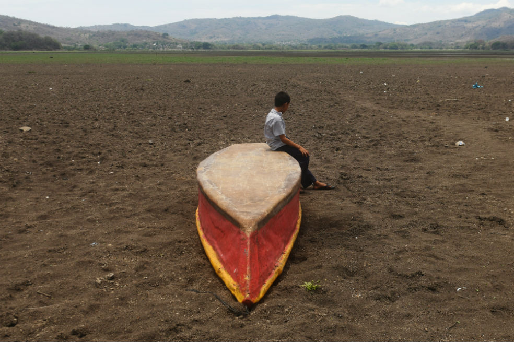 Restos de almejas y caracoles sobre la tierra cuarteada por el sol es todo lo que queda de lo que fue la laguna de Atescatempa en Guatemala, un lapidario ejemplo del impacto del cambio climático en el corredor seco centroamericano. Foto AFP Desaparición de la laguna de Atescatempa en Guatemala, cambio climático, hambre en centroamérica, Contexto ganadero, Ganadería Colombia