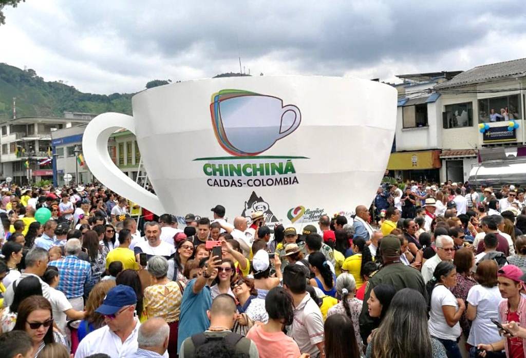 Ganadería, ganadería colombia, noticias ganaderas, noticias ganaderas colombia, CONtexto ganadero, Guinness Records en materia de café, La Taza de Café más grande del mundo, mayor número de personas degustando café, Chinchiná, records mundiales, Gobernación de Caldas, Guido Echeverri Piedrahita, alcalde de Chinchiná, Sergio López Arias, 1.554 personas degustaron café, 22 mil litros,