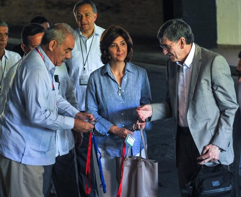 La canciller de Colombia, María Ángela Holguín (c) en el Palacio de la Convención en La Habana el 29 de mayo de 2015. Foto: AFP. canciller holguín colombia