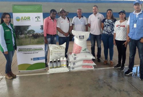 En La Paz y San Diego se entregó a 16 pequeños productores una cantidad importante de insumos agropecuarios para facilitar el desarrollo de sus ganaderías. Foto: Cortesía Ganadería, ganadería colombia, CONtexto ganadero, noticias ganaderas, noticias ganaderas colombia, proyecto inseminacion artificial, adr, secretaria desarrollo rural cesar, Gobernación del Cesar, entrega insumos la paz, entrega insumos san diego, insumos agropecuarios, inseminación artificial a tiempo fijo, ganaderos Cesar, ganaderos colombia, ganaderos