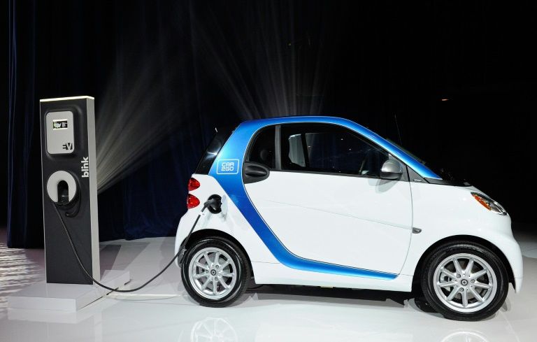 Un automóvil eléctrico enchufado a un cargador en una exhibición el 9 de enero de 2012 en Las Vegas (EE.UU.). Foto: AFP. recarga vehículos eléctricos