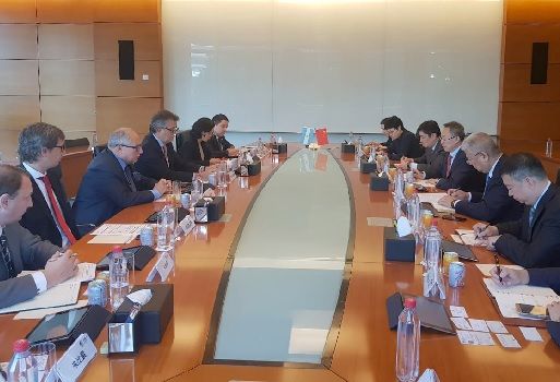 El presidente de Cofco, Patrick Yu, valoró la decisión de seguir trabajando en la relación estratégica con China, y sostuvo que "nuestra compañía quiere incrementar el comercio bilateral con la Argentina" y confirmó el interés por productos agroindustriales como los provenientes de complejo sojero, el aceite de girasol, carne ovina y la nuez pecán, entre otros. Argentina, China, Argentina se plantea la meta impulsar la exportación de alimentos a China, Luis Miguel Etchevehere, Patrick Yu, presidente de la empresa china de comercialización, COFCO, con el fin de impulsar la exportación de alimentos argentinos al país asiático, carne bovina enfriada y con hueso, arándanos, uvas de mesa, arvejas, Argentina puede ser el supermercado del mundo, Ganadería, ganadería colombiana, noticias ganaderas, noticias ganaderas Colombia, CONtexto ganadero