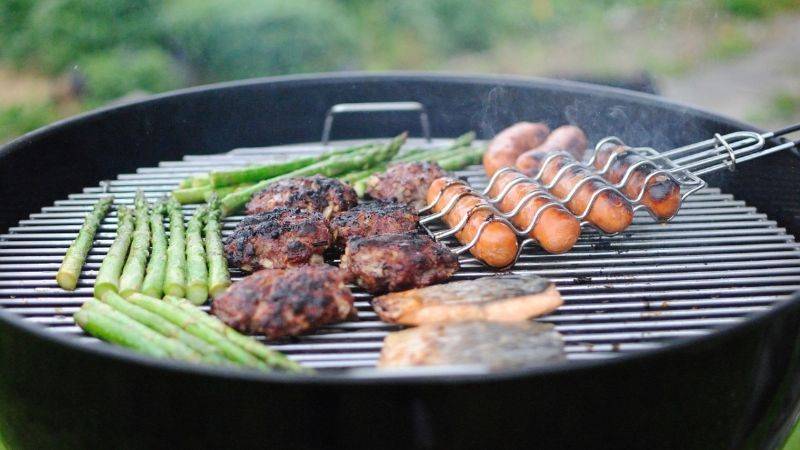 Carne Jugosa Cocida En Un Asador Eléctrico Romero De Pimienta Negra Carne a  La Parrilla Metrajes - Vídeo de carne, alimento: 275740160