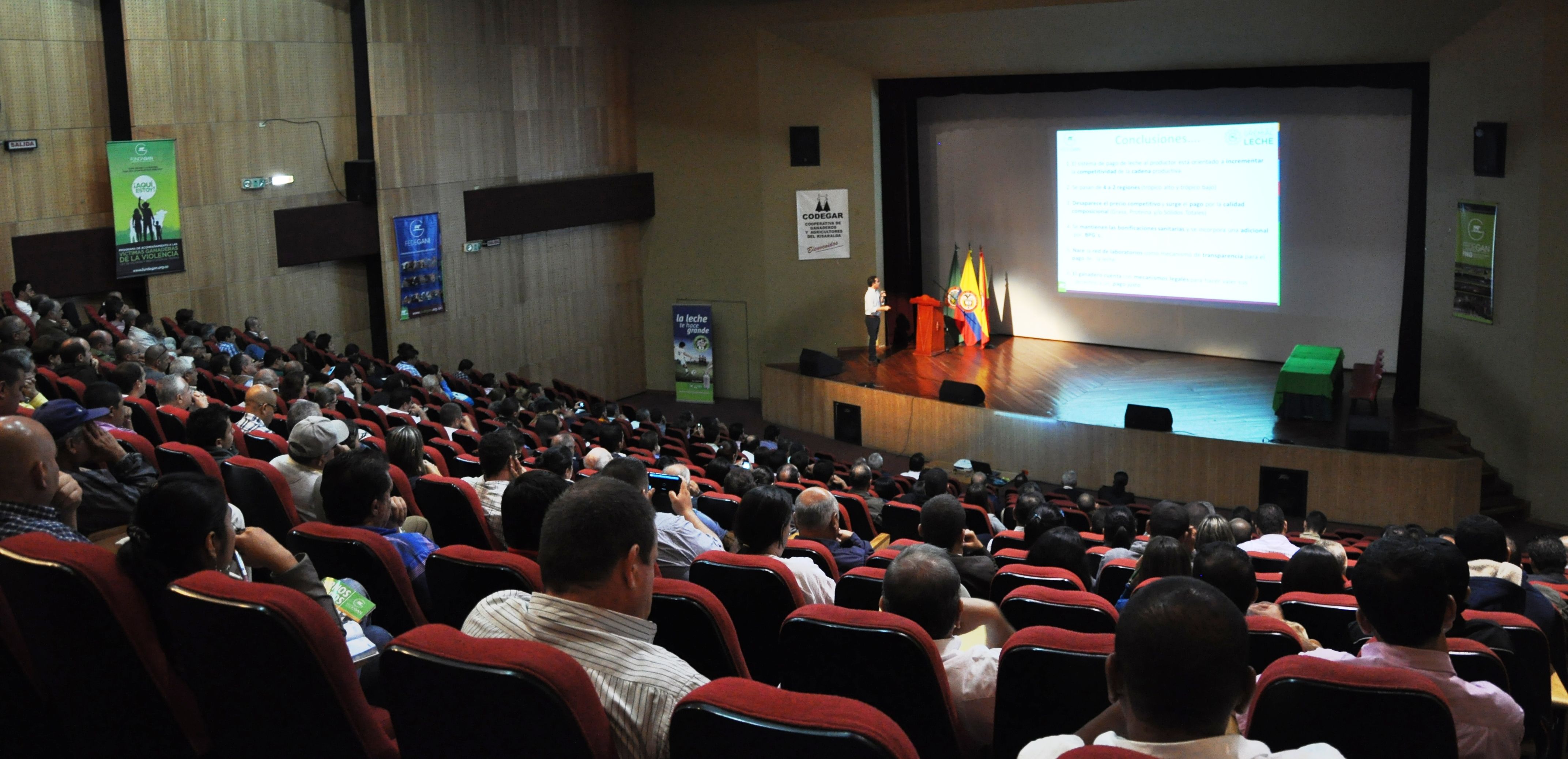 Desde las 7:00 am, las puertas del Centro Cultural Lucy Tejada, de Pereira, están abiertas a los asistentes. Foto: CONtexto Ganadero. Comenzó el Foro lácteo en Pereira.
