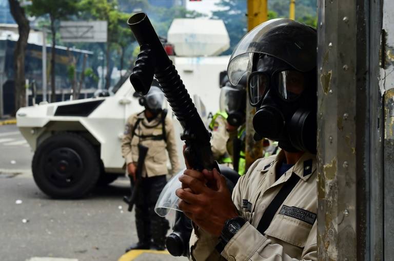 "El 'dictaduro' ordenó a sus esbirros represión a nuestro pueblo de El Valle en Caracas, expresó el líder opositor Henrique Capriles.