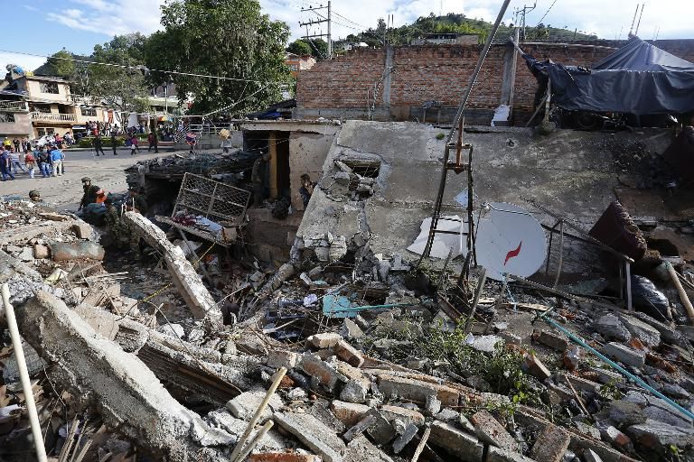 Los restos de la comisaría de policía de Inza, en el departamento de Cauca, Colombia, tras la explosión de un coche bomba atribuido a las FARC, el 7 de diciembre de 2013 © AFP/Archivos. Farc violencia en colombia