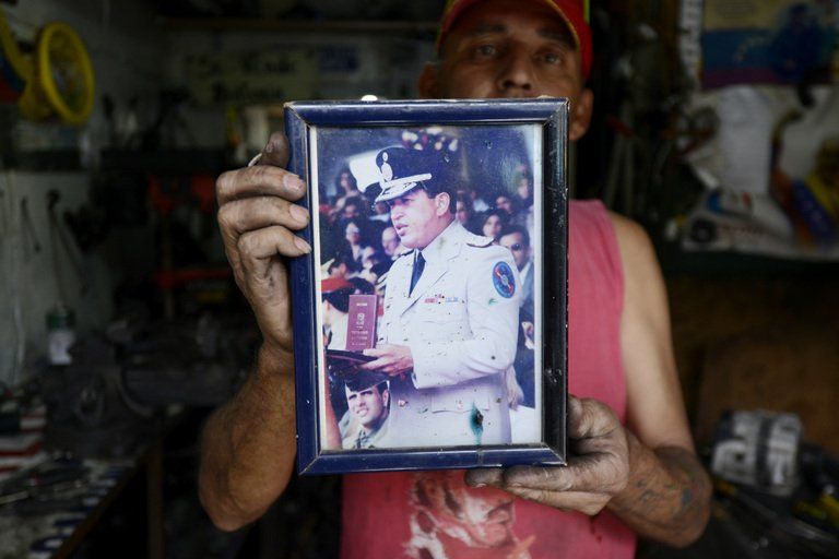 Un hombre enseña en Caracas un retrato del presidente Hugo Chávez el 2 de enero © AFP leo ramirez Hugo Chávez posesión en Venezuela