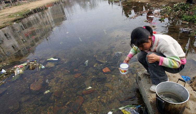 El consumo de agua contaminada "expone a contraer cólera, disentería, fiebre tifoidea y polio", explicó la directora del departamento de Salud Pública de la OMS, Maria Neira.