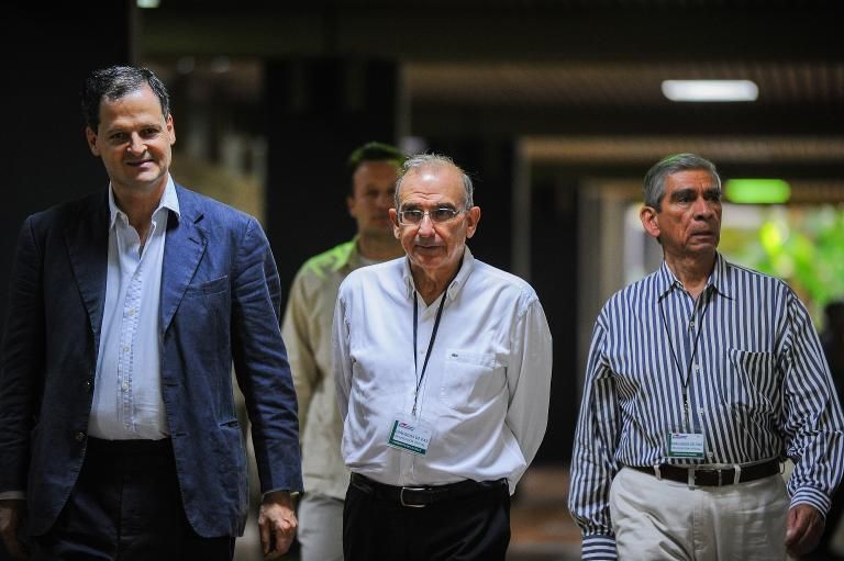 Humberto de la Calle (C), jefe de la delegación de los diálogos de paz con las Farc en La Habana el 21 de mayo de 2015. Foto: AFP. delegación colombia en la habana
