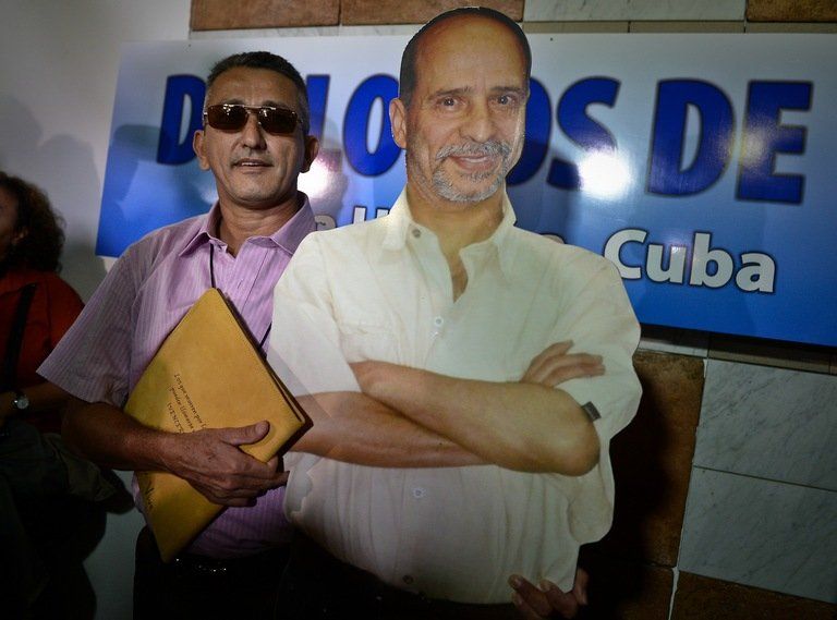 Ruben Zamora (I) de las FARC, junto a un afiche con la foto de Simìn Trinidad, el 19 de diciembre de 2012 en La Habana © AFP Adalberto Roque Ruben Zamora (I) de las FARC, junto a un afiche con la foto de Simìn Trinidad, el 19 de diciembre de 2012 en La Habana © AFP Adalberto Roque