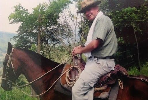 “De remate por brotes de Aftosa quedé en cuarentena por 45 días, lo que me generó serias dificultades adicionales por carencia de flujo de caja”, Ramiro Camacho. Foto: Ramiro Camacho. Ramiro Camacho, ganadero de Caparrapí, dificultades, cruces con pardo suizo con cebú blanco y simmental y holstein, bajó calidad, produce leche, bajó producción, factores externos, seguridad, aftosa, altas tasas de interés, importaciones, TLC, CONtexto Ganadero, noticias de ganadería colombiana.