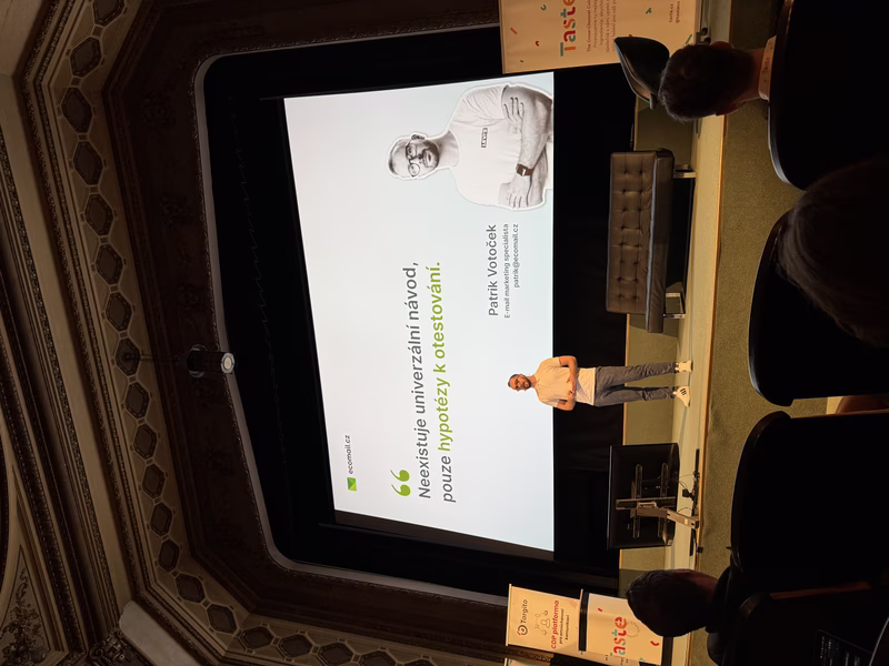 Patrik Votoček přednášející na E-mail Restartu