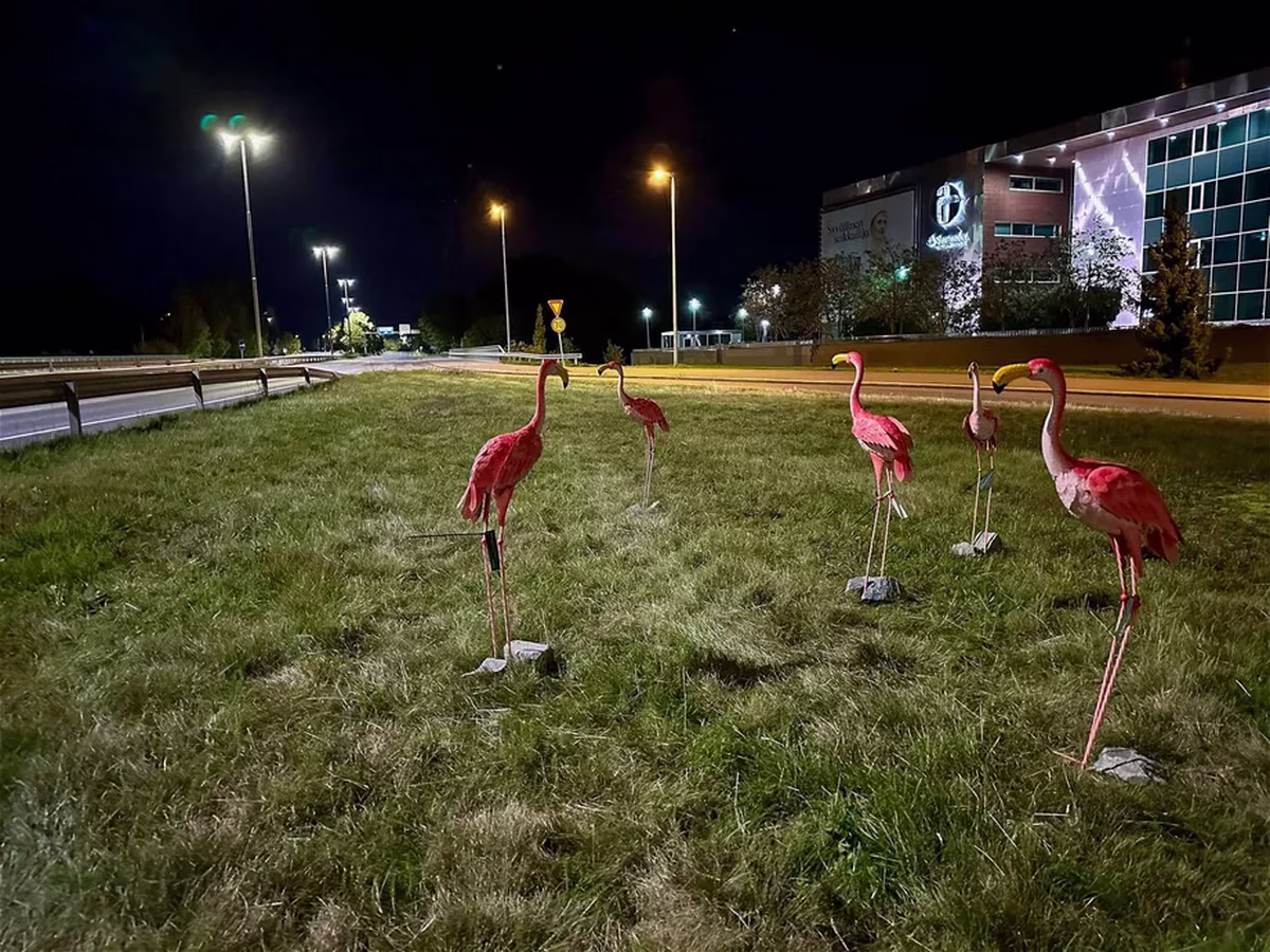 Příklad využití guerilla marketingu s plastikami plameňáků od Škoda AUTO