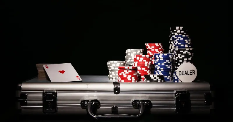 Chip Poker và một chồng bài trên Túi kim loại