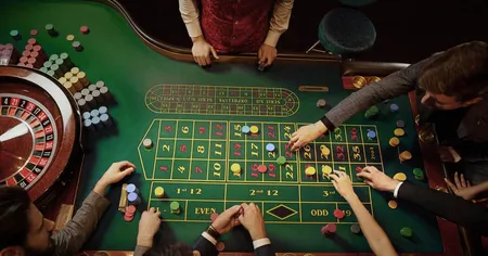 Mọi người đang chơi roulette châu Âu