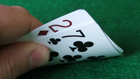 มือเริ่มต้นที่แย่ที่สุดใน Texas Holdem Poker