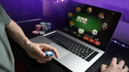 Play online poker freerolls