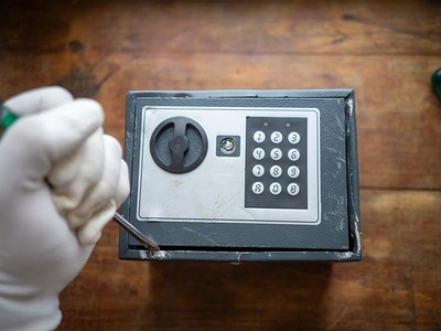 Does Renters Insurance Cover Stolen Cash? (2025)