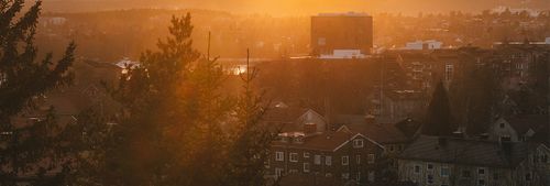 Vy över umeå i morgon- eller kvällssol