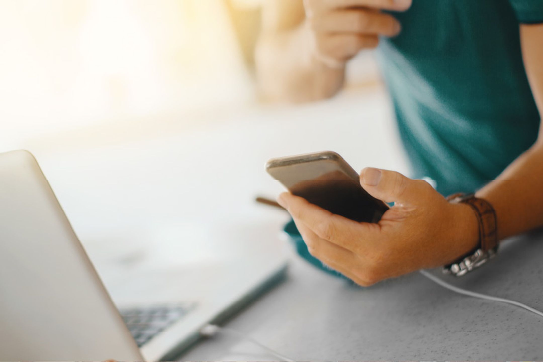 Person som håller i en mobiltelefon