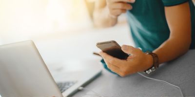 Person som håller i en mobiltelefon