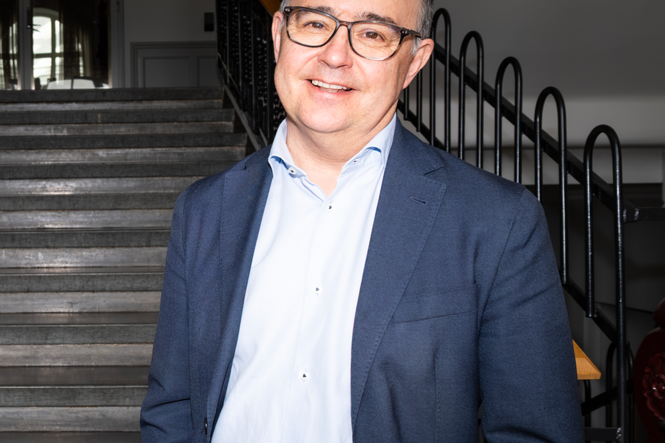 Porträtt av Jan Ridfeldt vd och koncernchef, står nedanför stentrappa