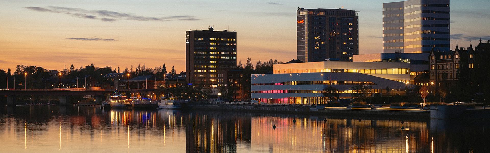 Centrala Umeå vid älven i kvällsljus sommartid