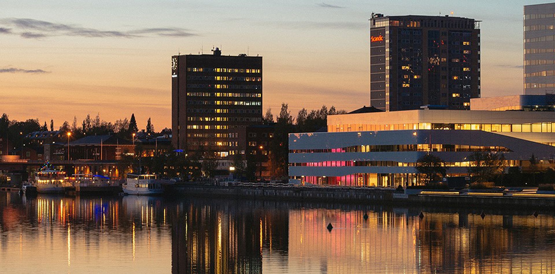 Centrala Umeå vid älven i kvällsljus sommartid