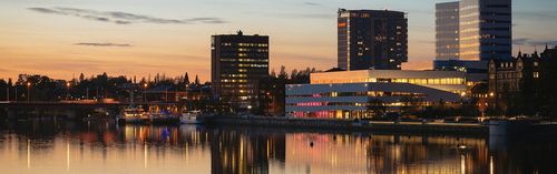 Centrala Umeå vid älven i kvällsljus sommartid