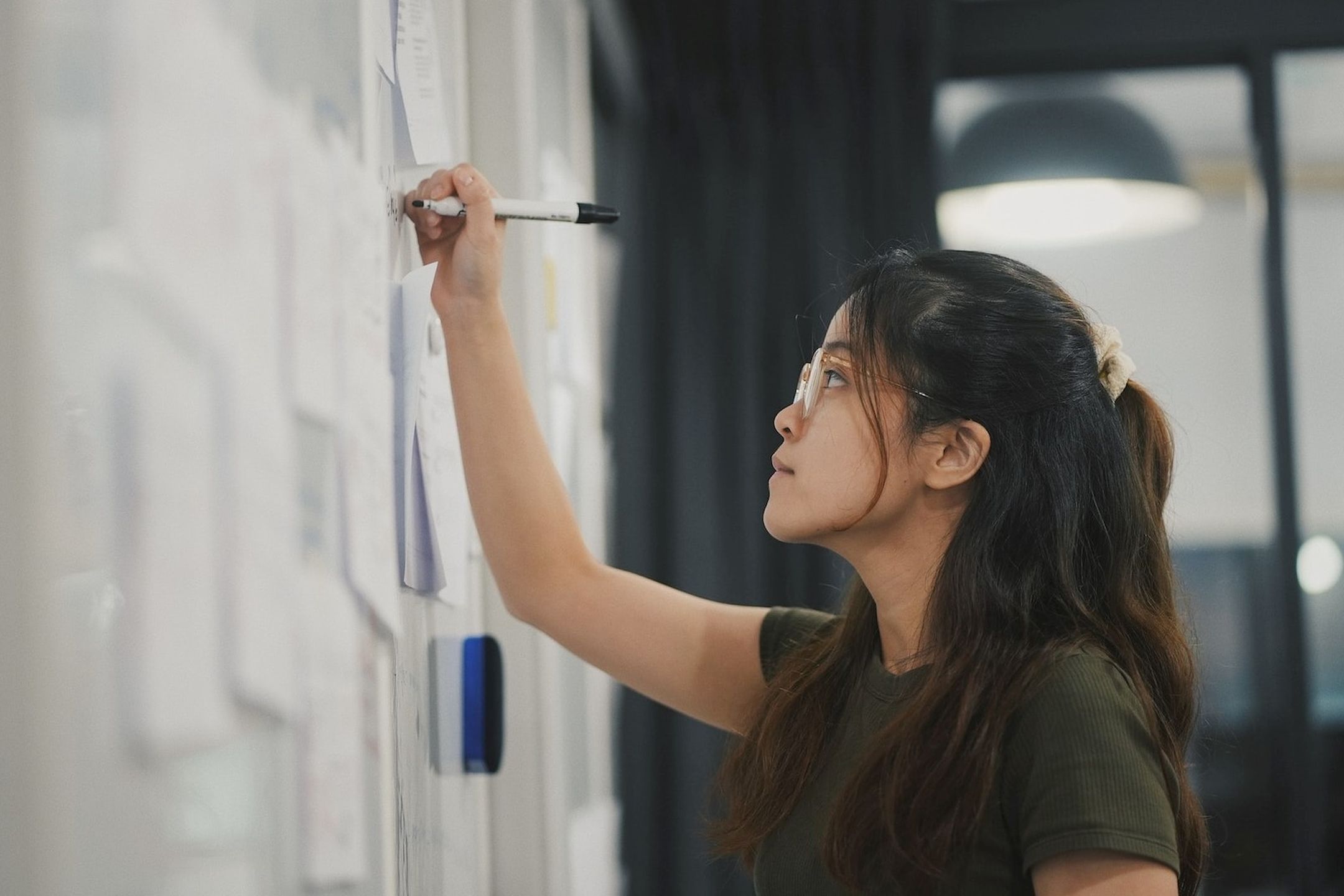 Person som skriver på en whiteboard