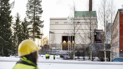 Person i varselkläder utanför Dåva kraftvärmeverk