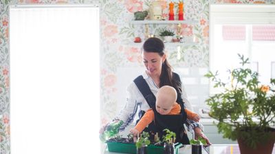 Vuxen och barn trädgårdsarbetar i ett kök