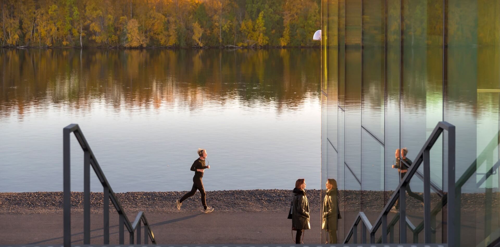 Bildmuseet vid en spegelblank Umeälv