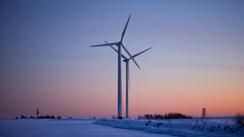 Vindkraftverk i vinterlandskap Holmsund